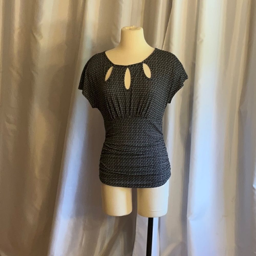 Ladies top with key hole front in black & white pattern size medium